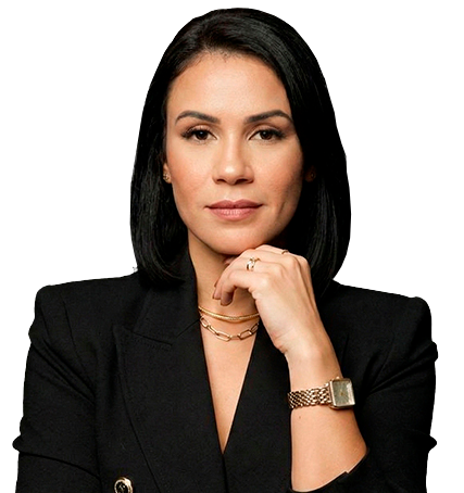 Joicy Mendez, fundadora de Joicy Nails, con traje negro
